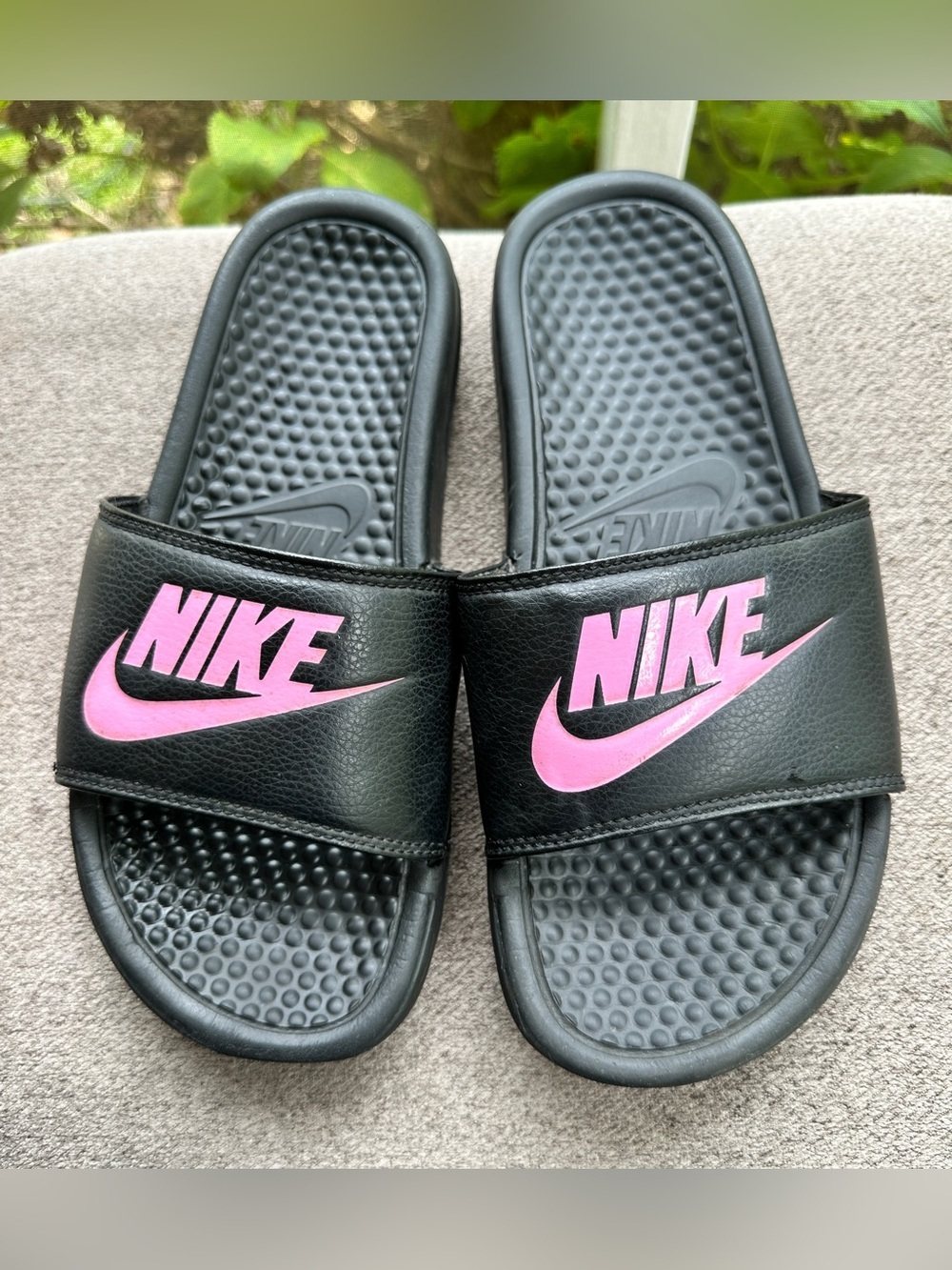 Nike Black Slides with Pink Swoosh and Logo* Nike Benassi JDI Slides*WMN’S Sz~7 - Picture 1 of 8